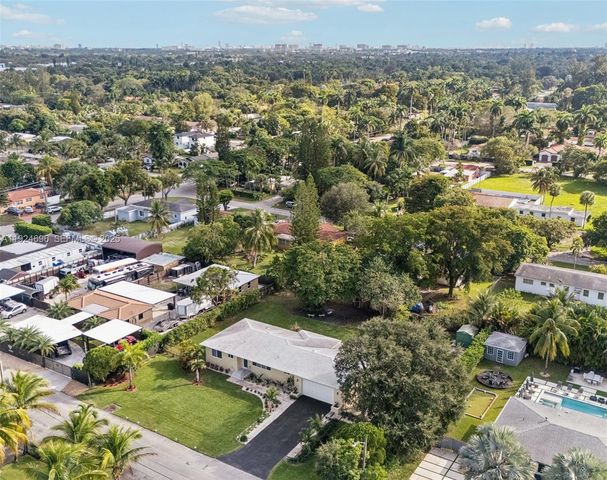 140 NE 161st St, Miami, FL 33162