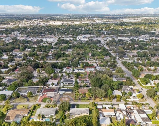 140 NE 161st St, Miami, FL 33162
