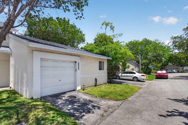 1921 Discovery Circle E, Deerfield Beach, FL 33442