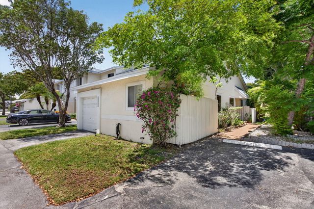 1921 Discovery Circle E, Deerfield Beach, FL 33442