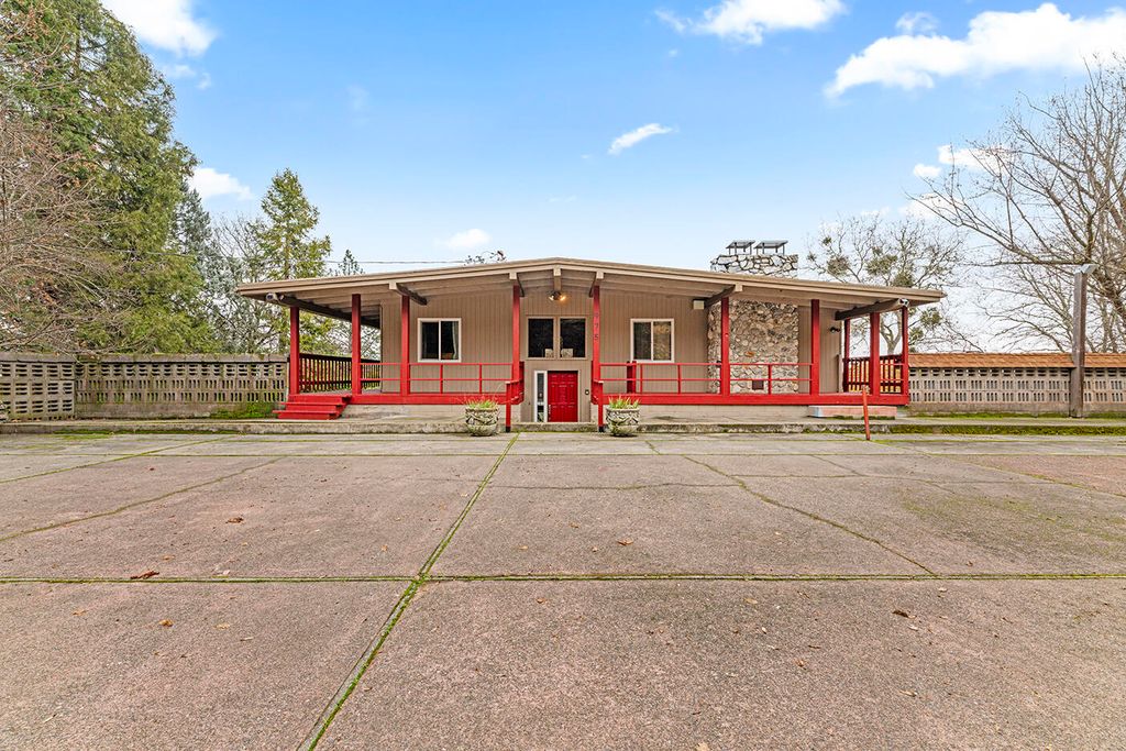 975 NW Starlite Place, Grants Pass, OR 97526