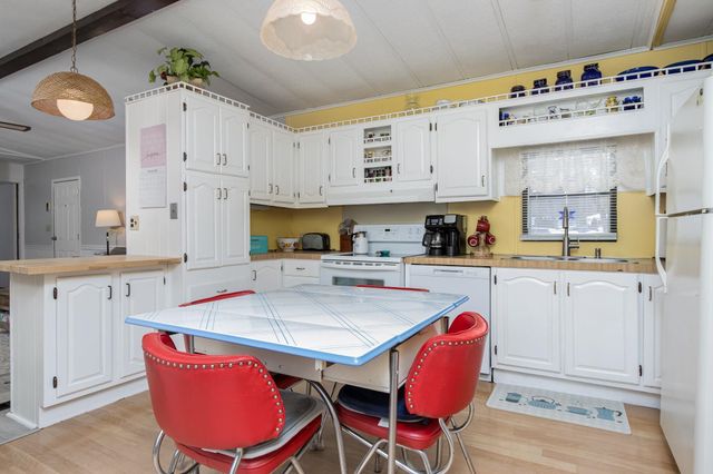 25 Village Drive, Raymond, NH 03077