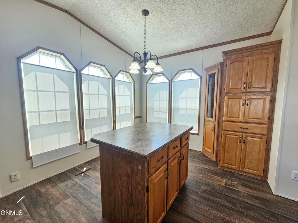 806 27th Street W, Williston, ND 58801 photo 10