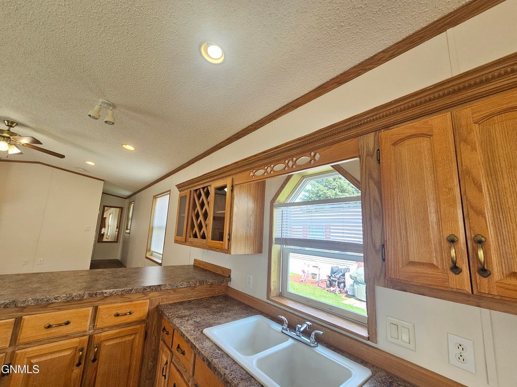 806 27th Street W, Williston, ND 58801 photo 14