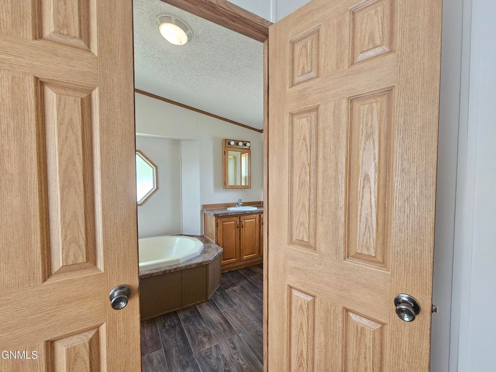 806 27th Street W, Williston, ND 58801 photo 18