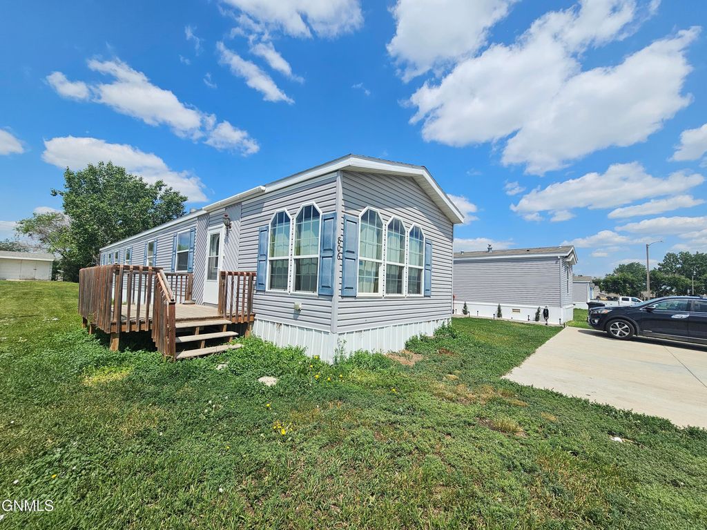 806 27th Street W, Williston, ND 58801 photo 2
