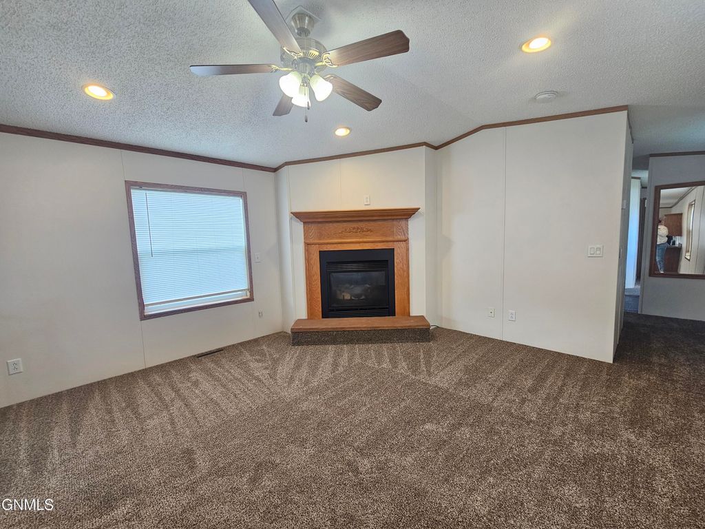 806 27th Street W, Williston, ND 58801 photo 4