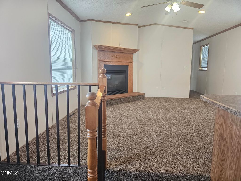 806 27th Street W, Williston, ND 58801 photo 5