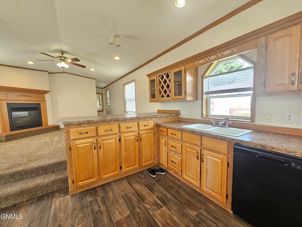 806 27th Street W, Williston, ND 58801 photo 6