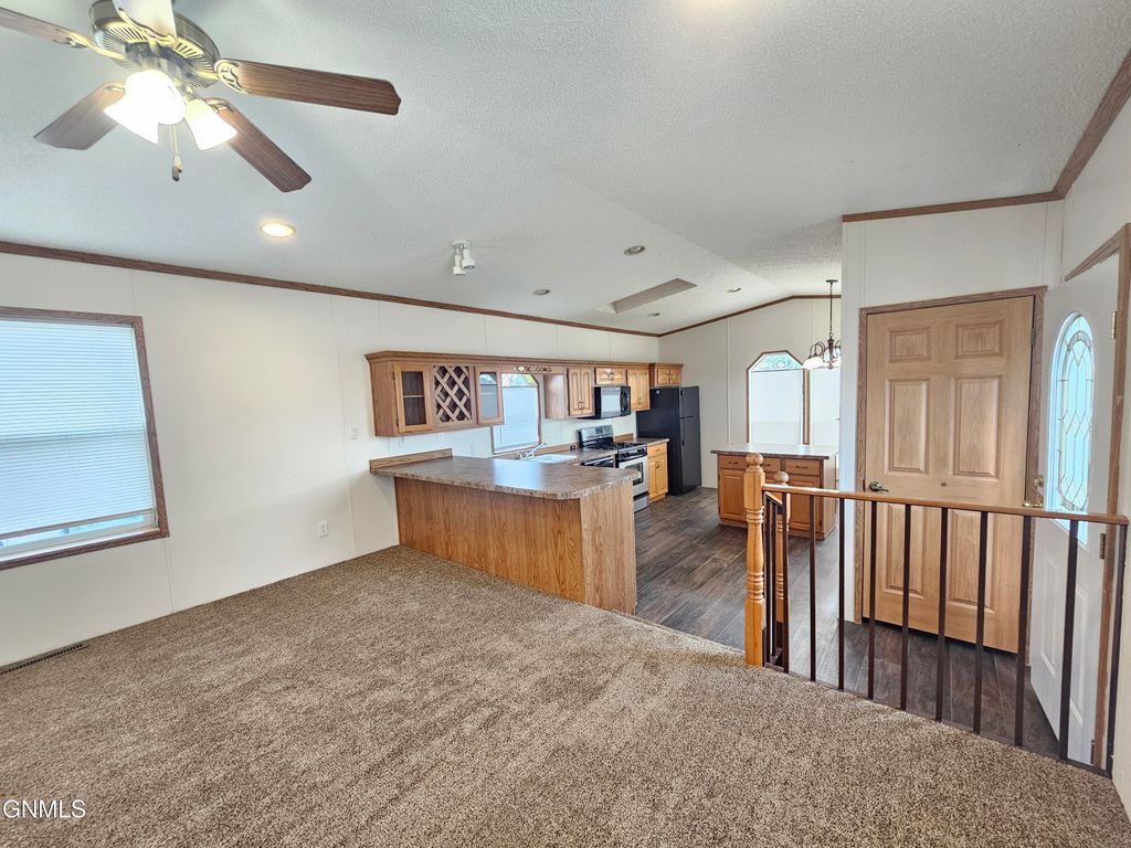 806 27th Street W, Williston, ND 58801 photo 8
