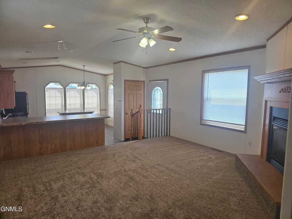 806 27th Street W, Williston, ND 58801 photo 9