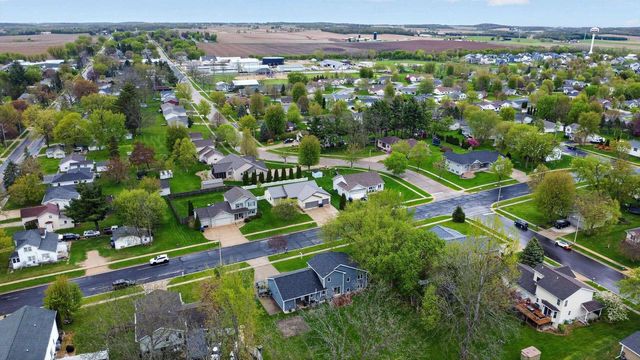 383 Sunnyview Lane, Marshall, WI 53559