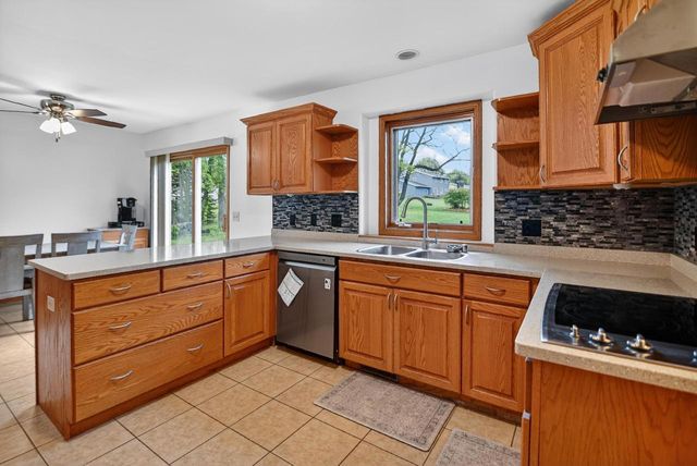 383 Sunnyview Lane, Marshall, WI 53559