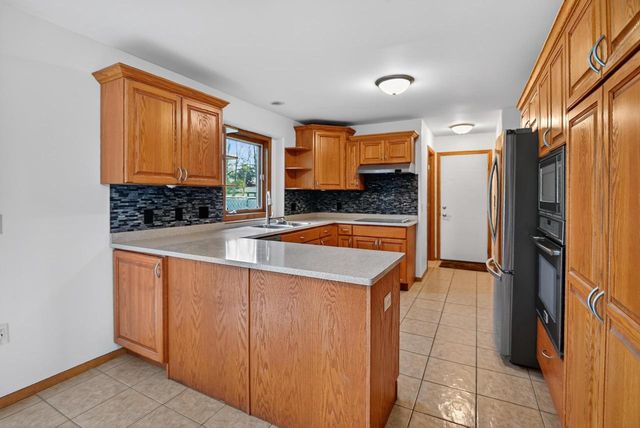 383 Sunnyview Lane, Marshall, WI 53559