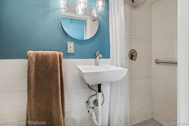 1022 Whitcomb Avenue, Royal Oak, MI 48073