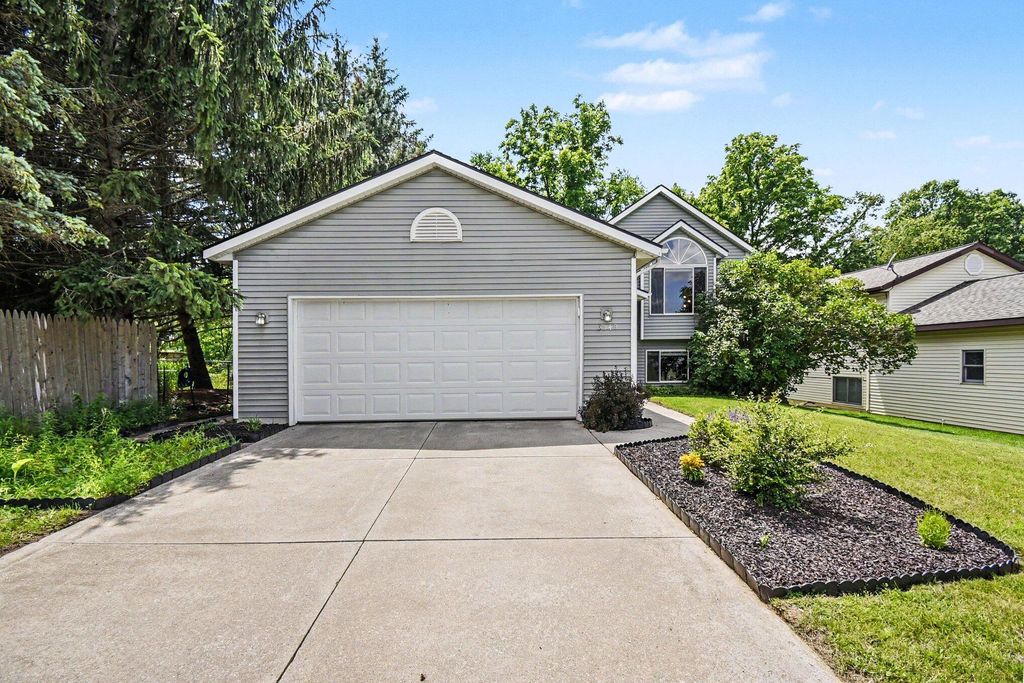 3540 Breezewood Drive SE, Grand Rapids, MI 49512