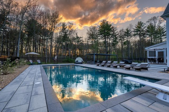 14 Wiggin Way, Stratham, NH 03885