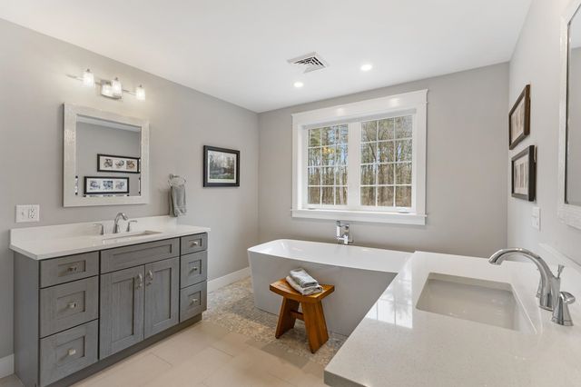 14 Wiggin Way, Stratham, NH 03885