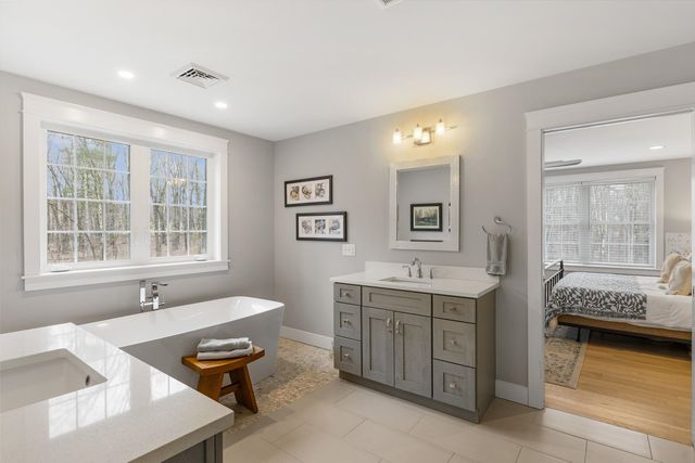14 Wiggin Way, Stratham, NH 03885