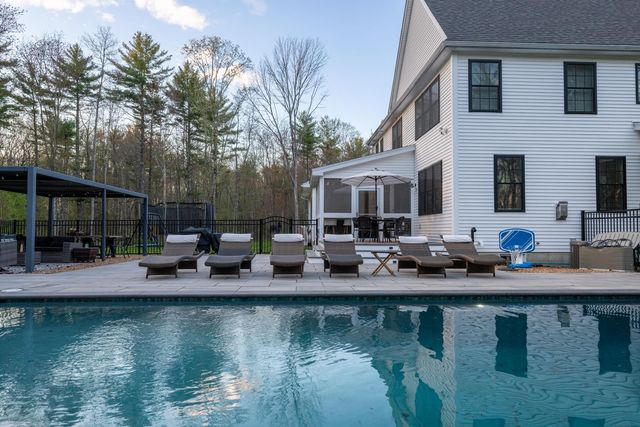 14 Wiggin Way, Stratham, NH 03885