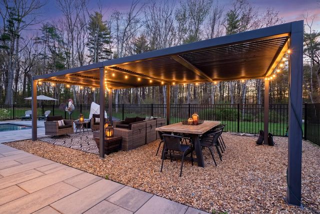 14 Wiggin Way, Stratham, NH 03885