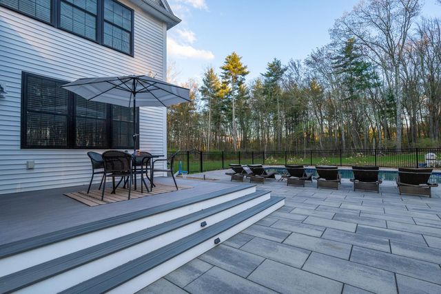 14 Wiggin Way, Stratham, NH 03885