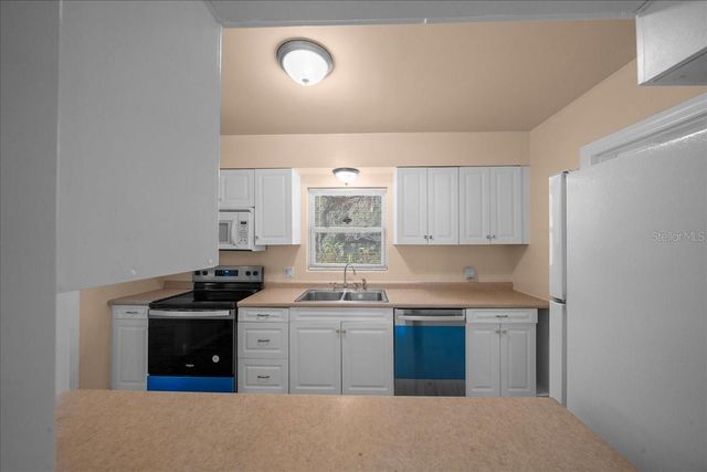 2810 SE LAKE WEIR AVENUE, Ocala, FL 34471