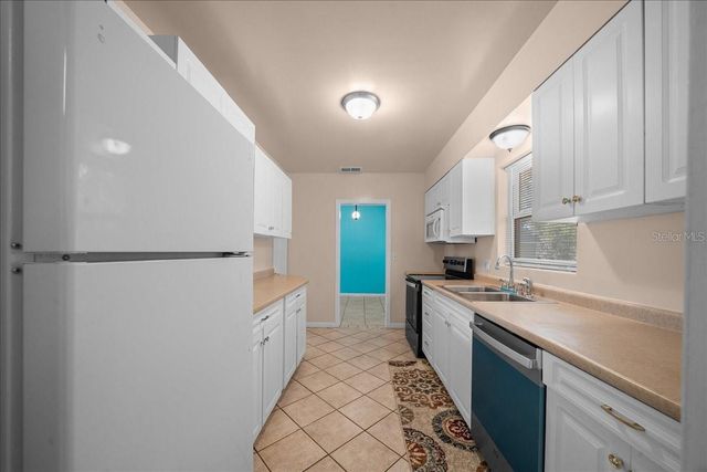 2810 SE LAKE WEIR AVENUE, Ocala, FL 34471