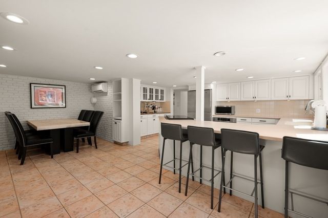 25 Pleasant St, Dover, MA 02030