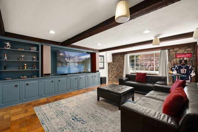 25 Pleasant St, Dover, MA 02030
