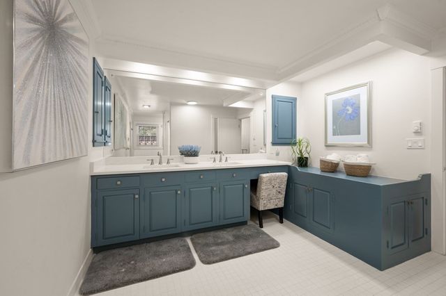 25 Pleasant St, Dover, MA 02030