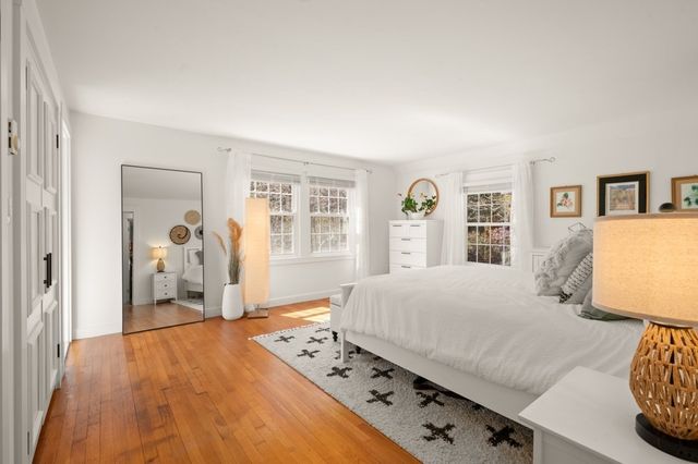 25 Pleasant St, Dover, MA 02030