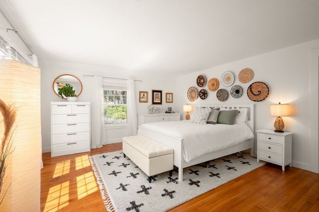 25 Pleasant St, Dover, MA 02030