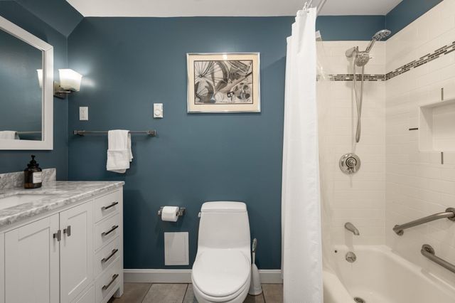 25 Pleasant St, Dover, MA 02030