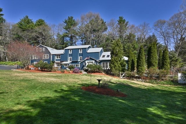 25 Pleasant St, Dover, MA 02030