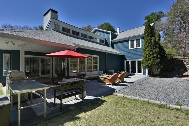 25 Pleasant St, Dover, MA 02030