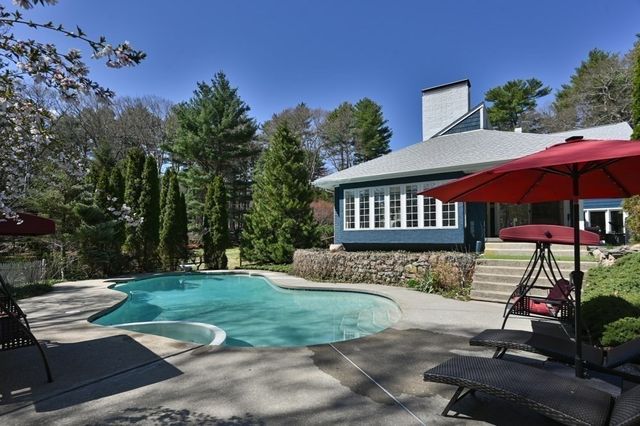 25 Pleasant St, Dover, MA 02030