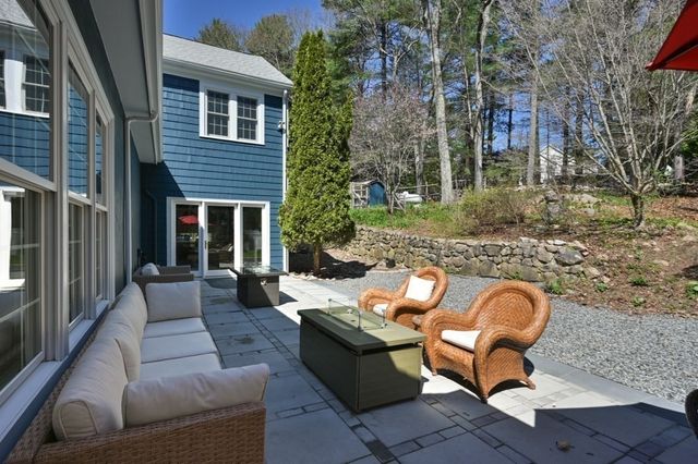 25 Pleasant St, Dover, MA 02030