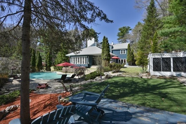 25 Pleasant St, Dover, MA 02030