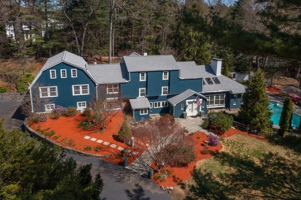 25 Pleasant St, Dover, MA 02030