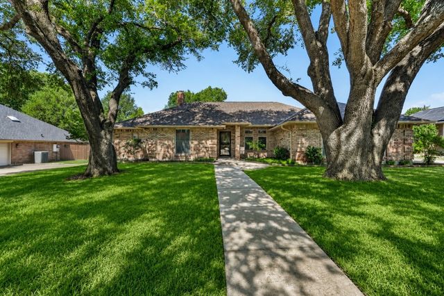 3800 Snow Creek Drive, Fort Worth, TX 76008