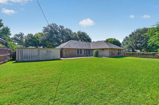 3800 Snow Creek Drive, Fort Worth, TX 76008