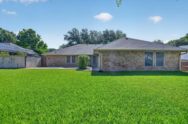 3800 Snow Creek Drive, Fort Worth, TX 76008