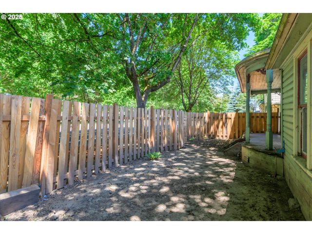 427 WASHINGTON St, Eugene, OR 97401