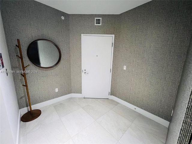 16385 Biscayne Blvd 421, North Miami Beach, FL 33160