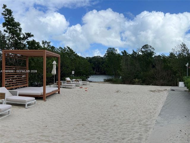 16385 Biscayne Blvd 421, North Miami Beach, FL 33160