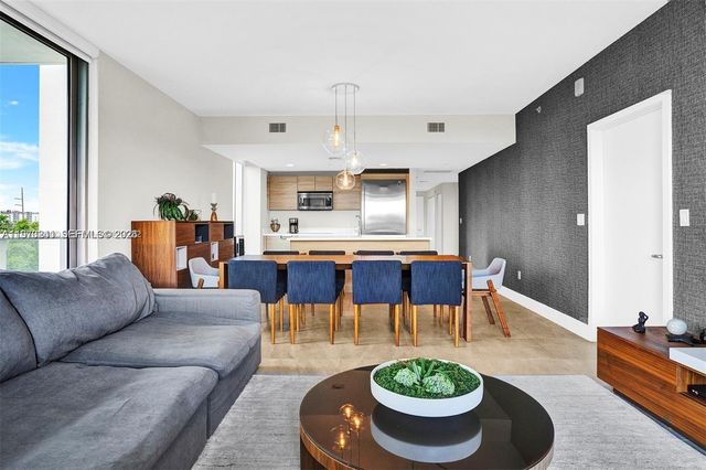 16385 Biscayne Blvd 421, North Miami Beach, FL 33160