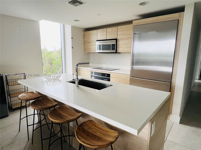 16385 Biscayne Blvd 421, North Miami Beach, FL 33160