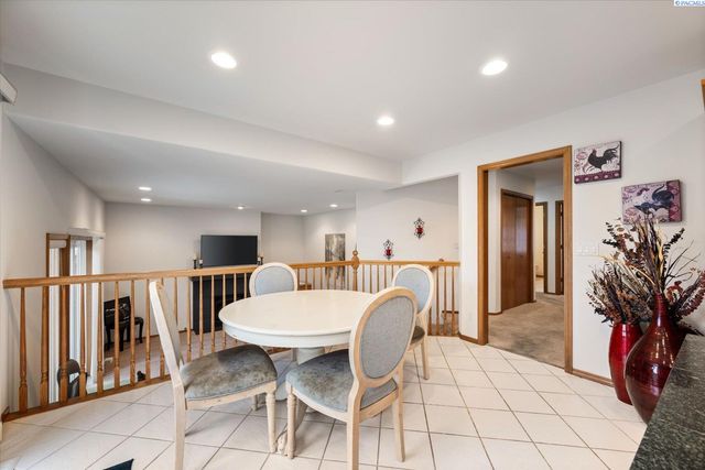 3406 W 42nd Ave, Kennewick, WA 99337