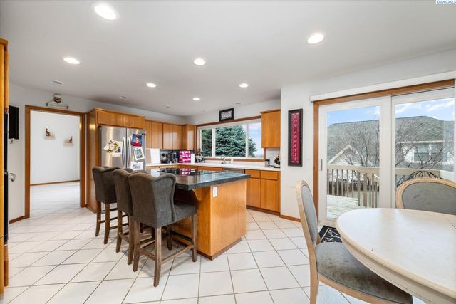 3406 W 42nd Ave, Kennewick, WA 99337